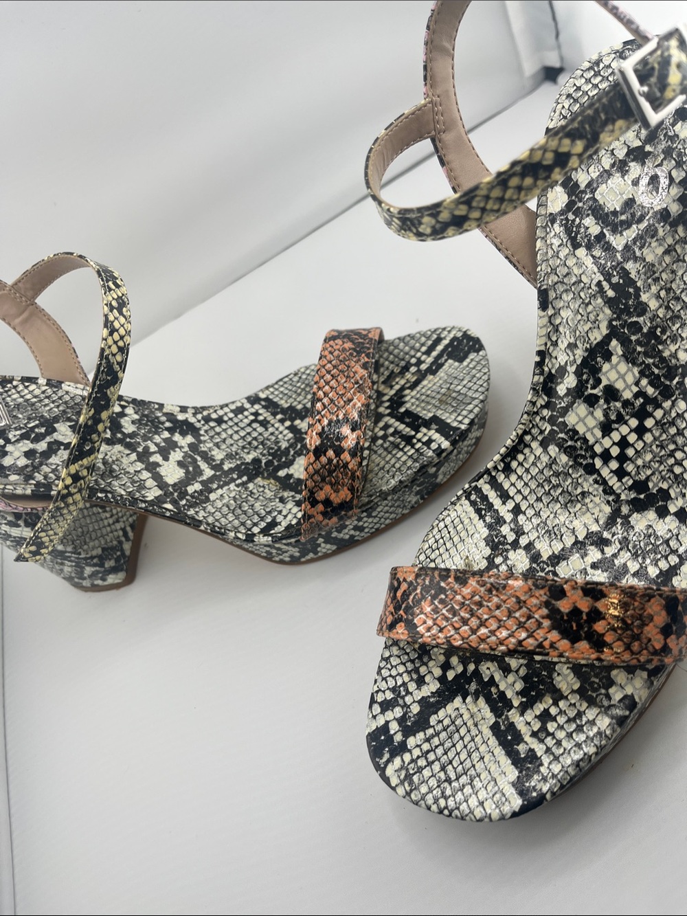 Mix No. 6 Style: M6-Sundra Size 7 Color: Citrus/Lemon/Pink Metallic Net Snake Pr